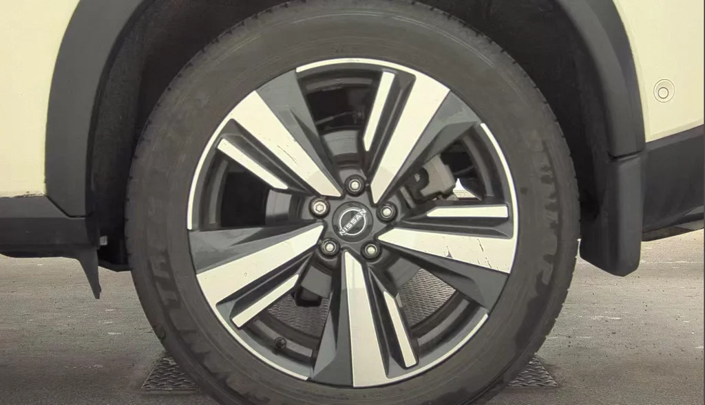 Used 2023 White Nissan Platinum image 17