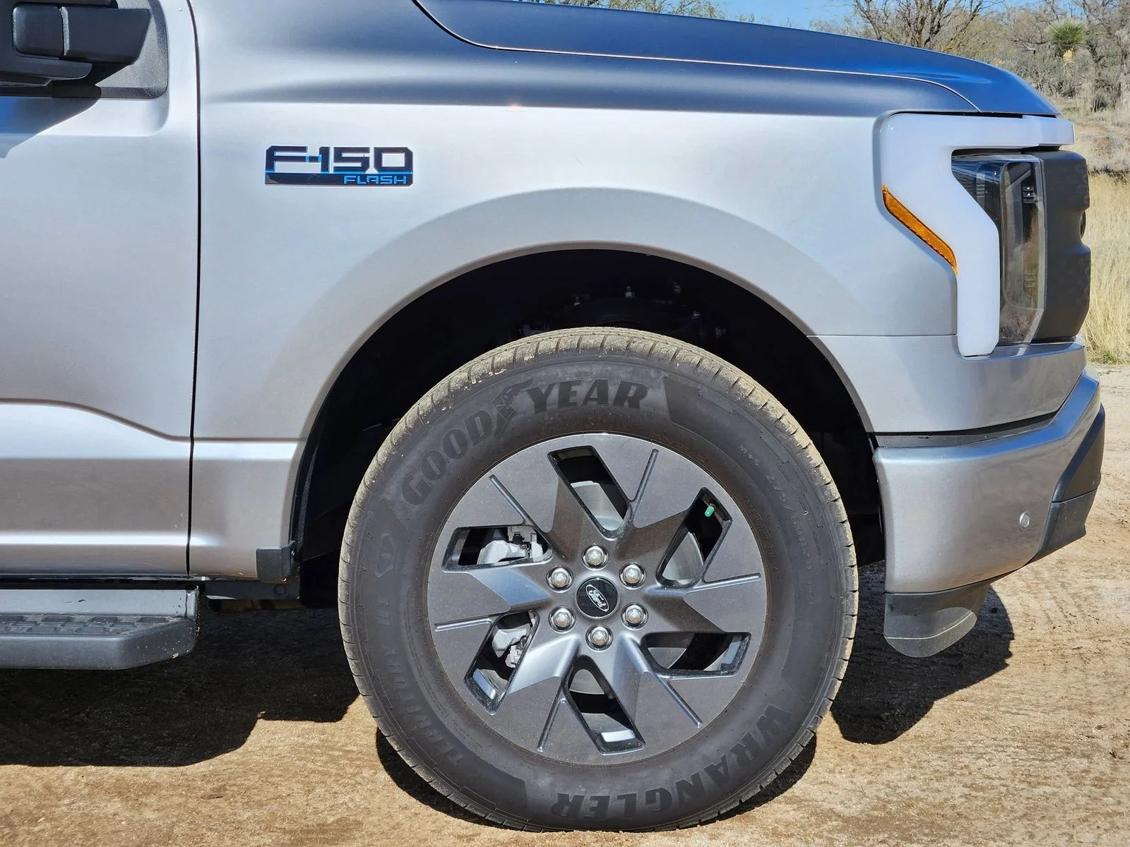 2025 Ford F-150 Lightning Flash - Photo 10