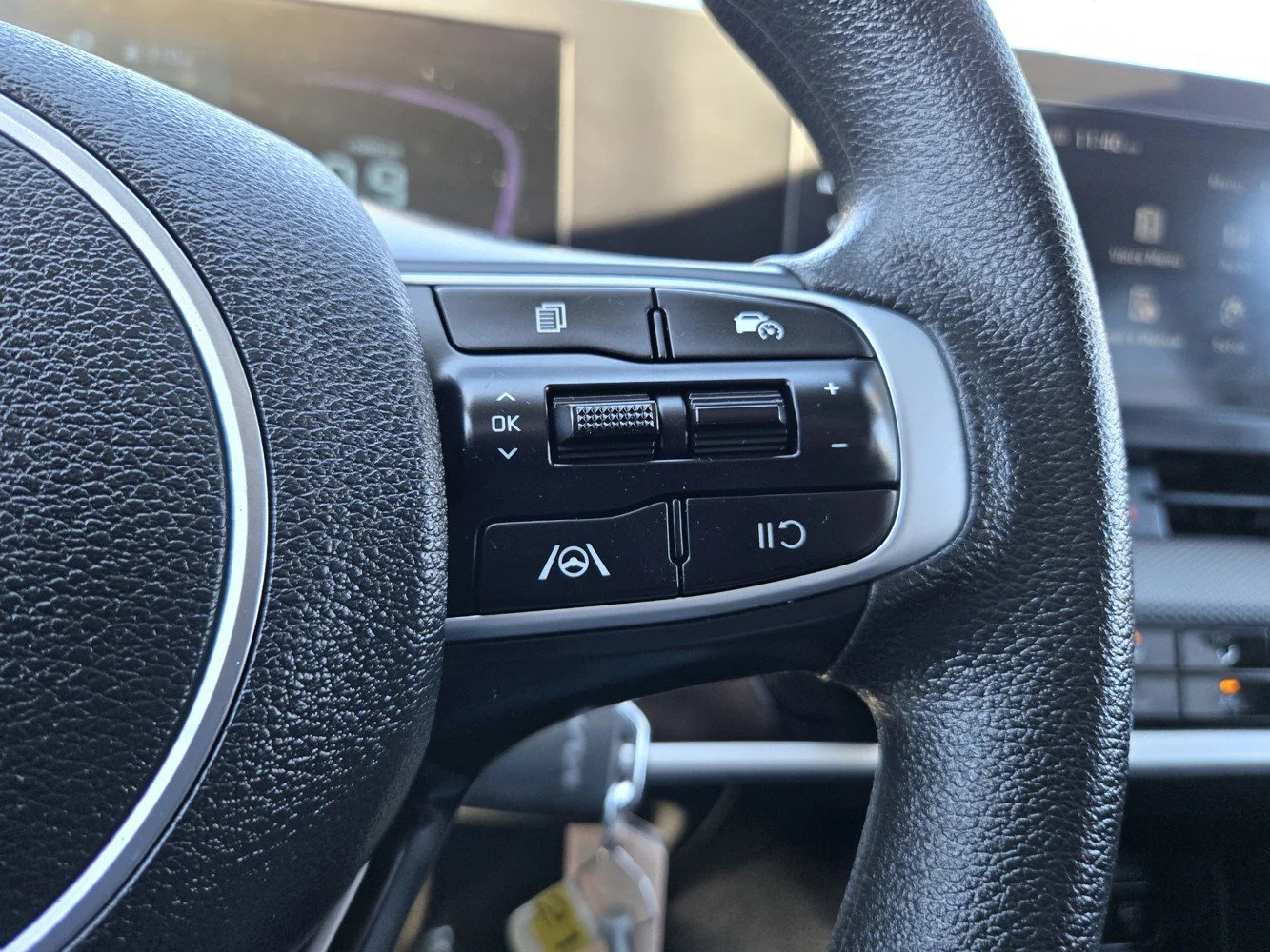 Used 2025 Glacial White Pearl Kia LX image 18