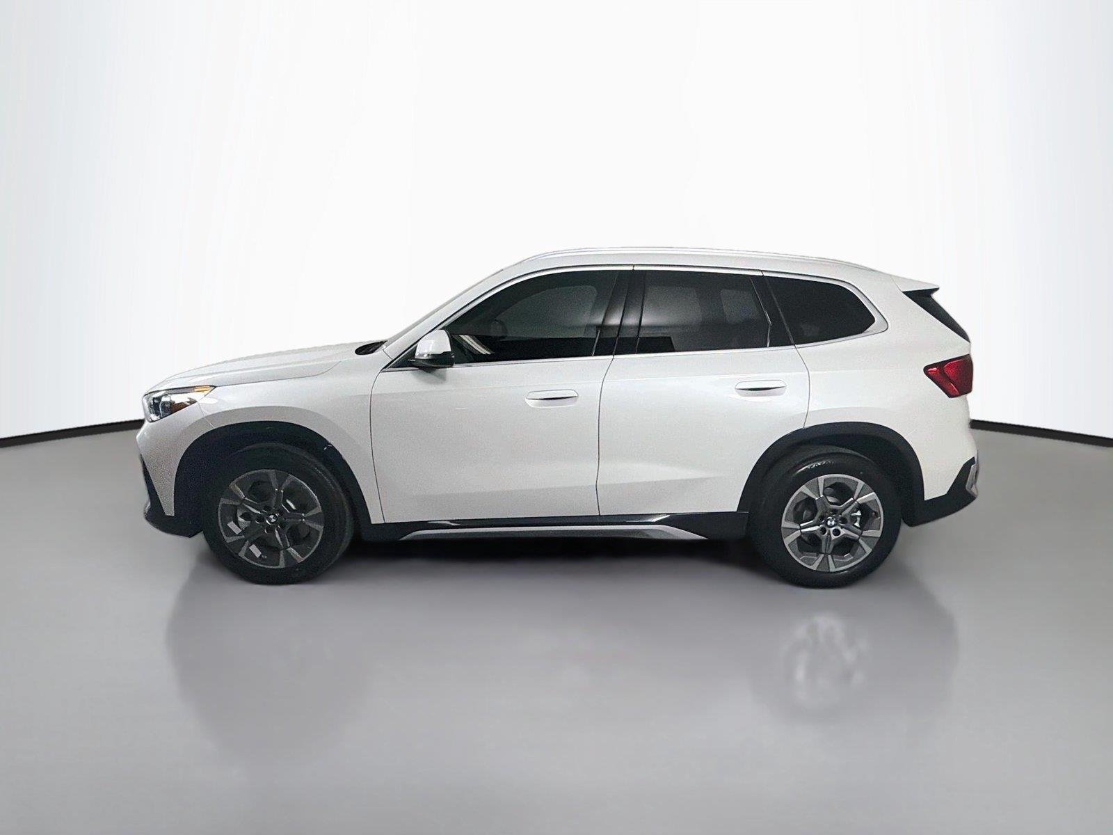New 2026 Mineral White Metallic BMW xDrive28i image 8