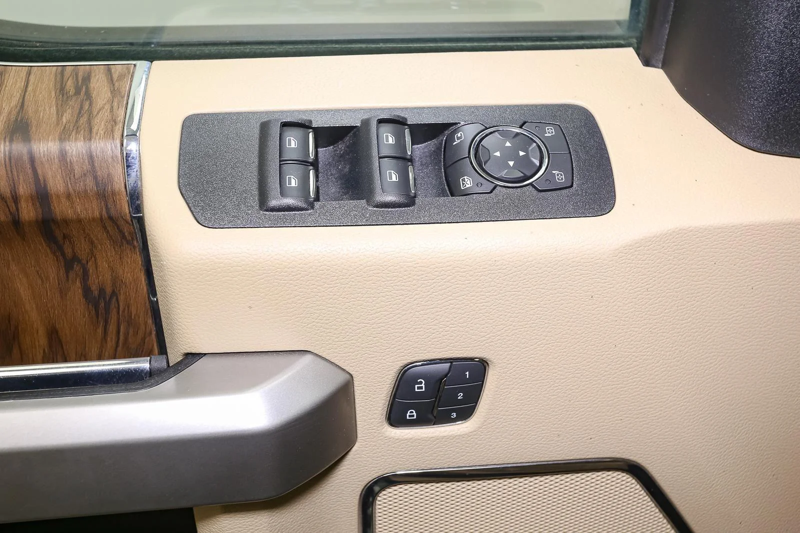 Used 2020 Silver Spruce Ford LARIAT image 41