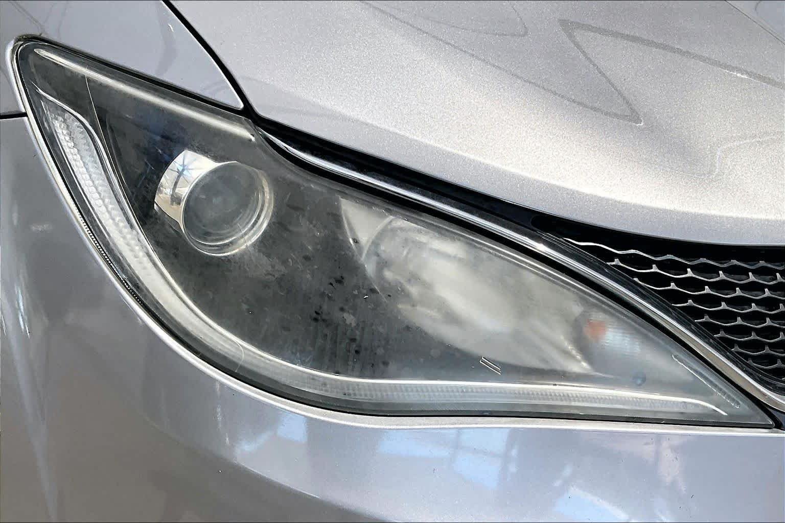 Used 2017 Billet Silver Metallic Clearcoat Chrysler Touring-L image 27