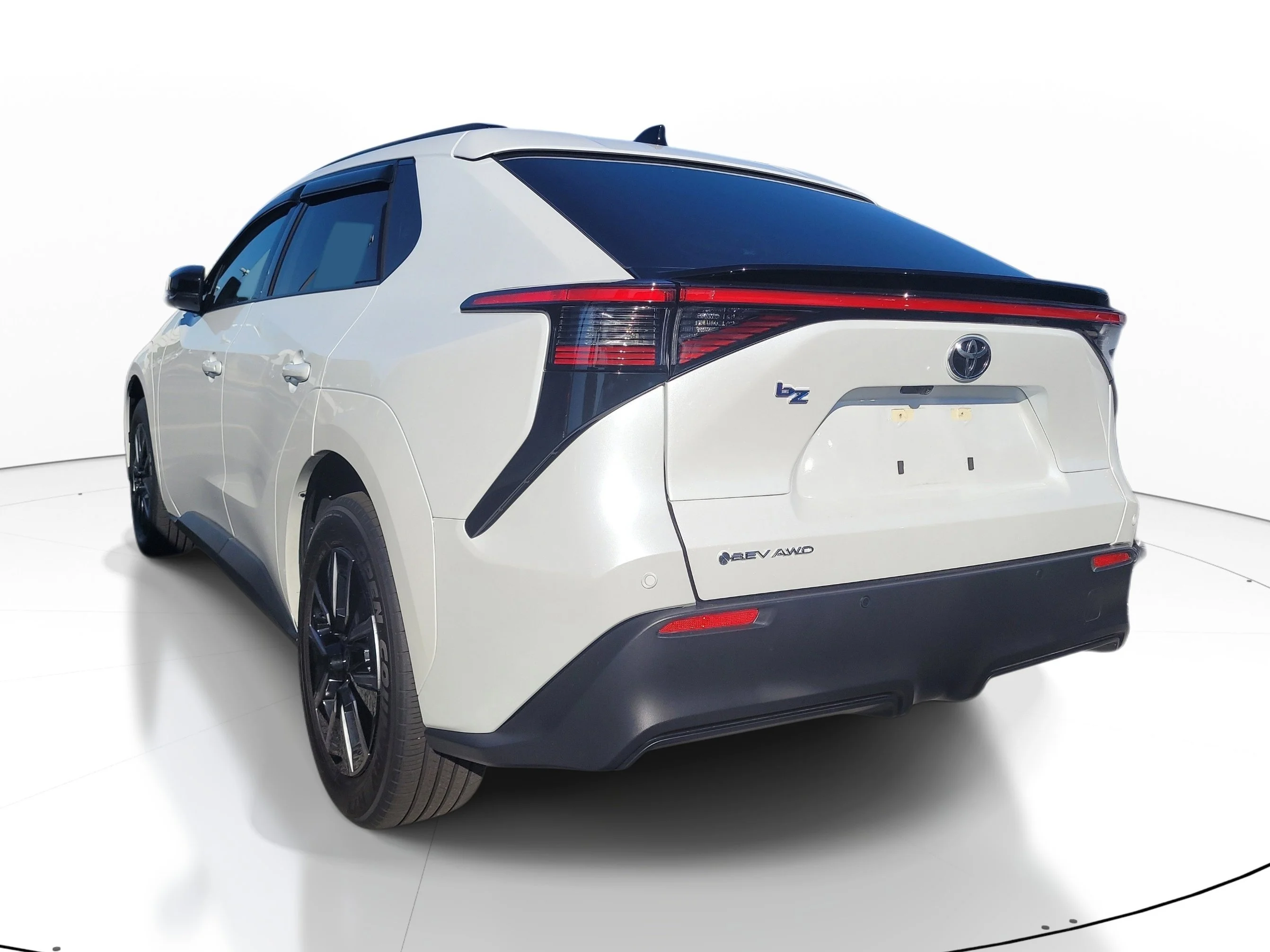 Used 2026 Pearl Toyota XLE image 4