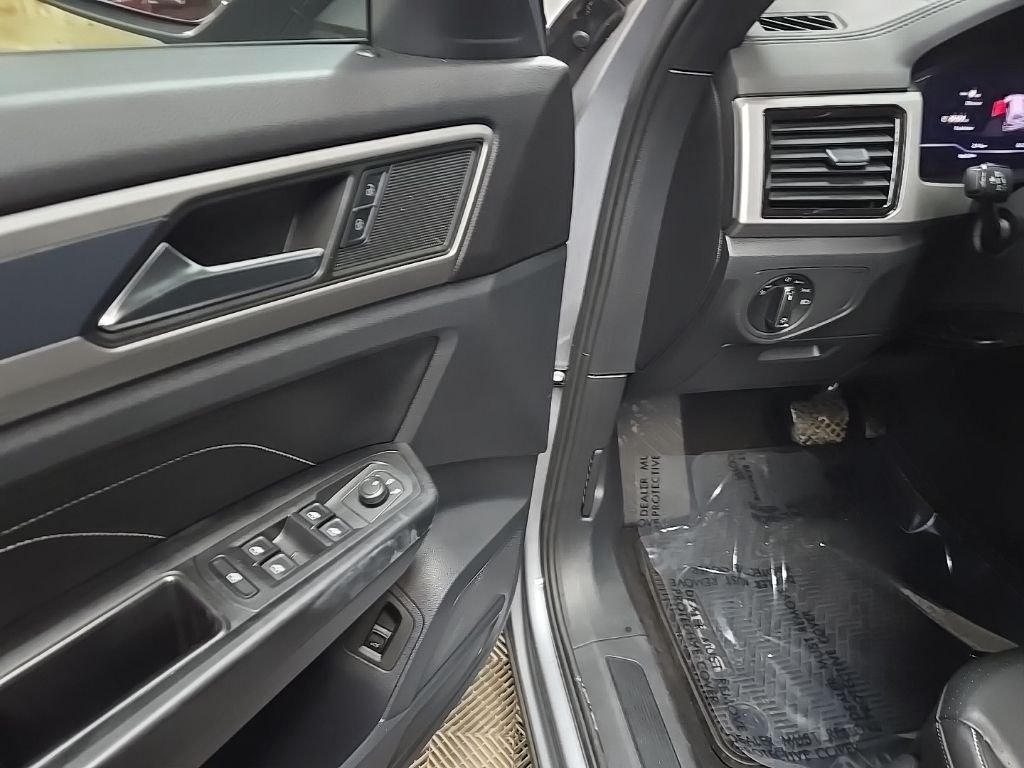Used 2020 Silver Metallic Volkswagen 3.6L V6 SEL image 25