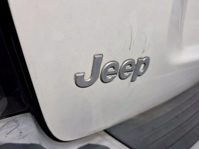 Used 1999 White Jeep Laredo image 13