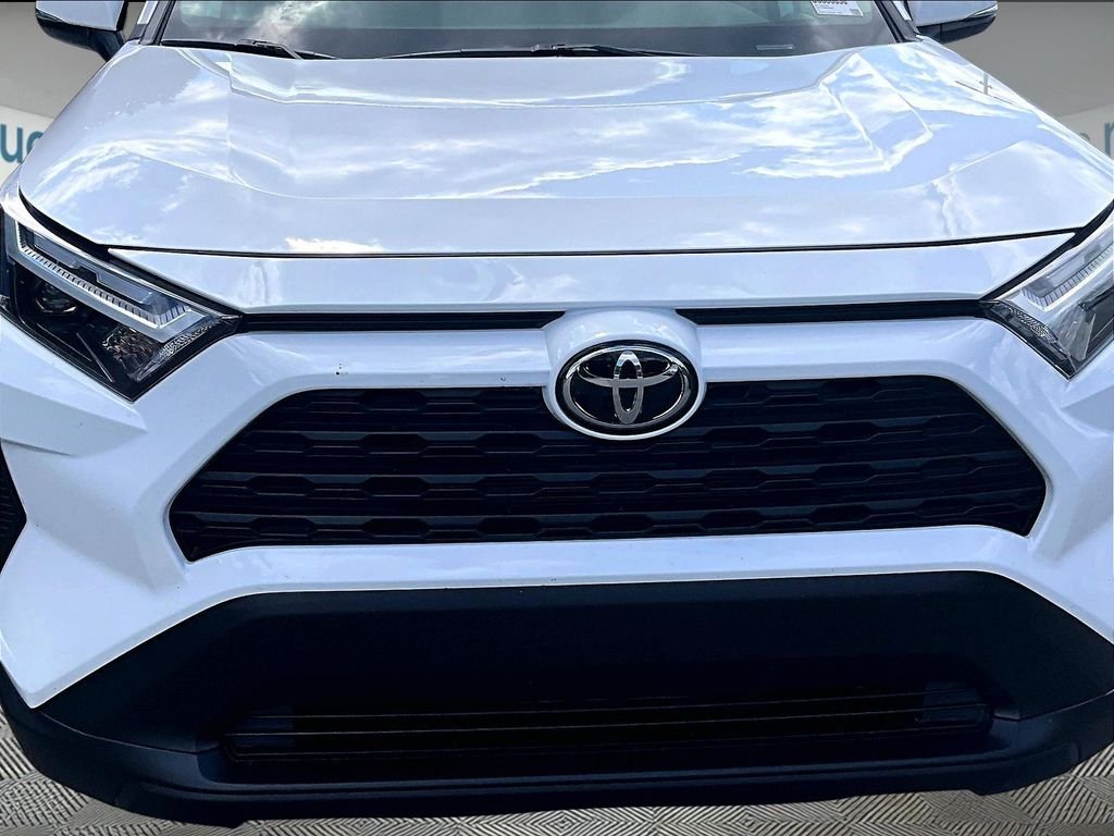 Used 2025 White Toyota XLE image 31
