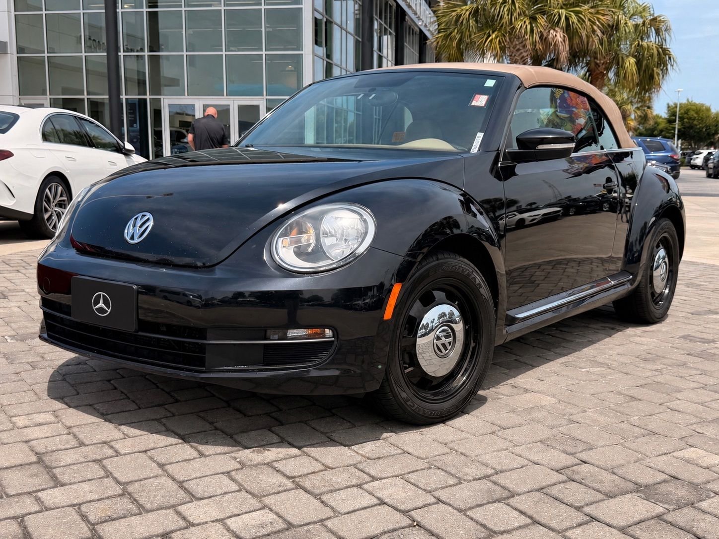 Used 2013 Black Uni/Beige Roof Volkswagen 2.5L image 1
