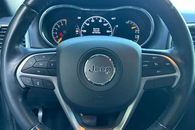 Used 2021 Silver Jeep Laredo E image 28