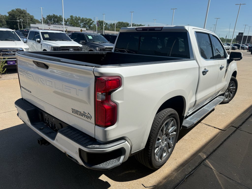 Used 2019 Iridescent Pearl Tricoat Chevrolet High Country image 12