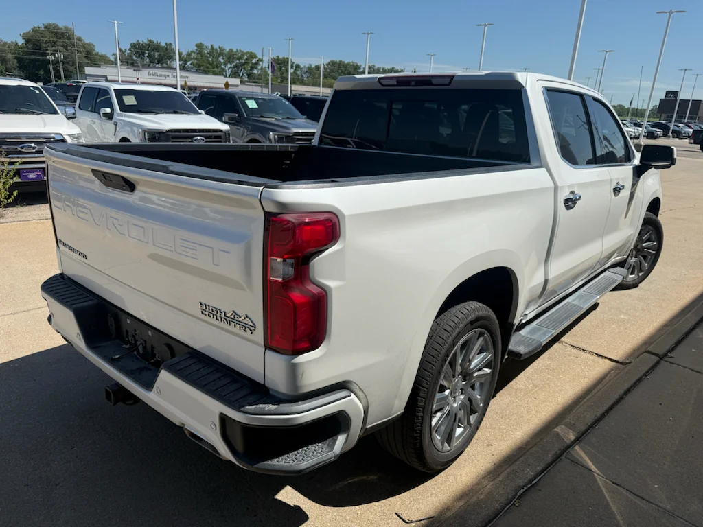 Used 2019 Iridescent Pearl Tricoat Chevrolet High Country image 12