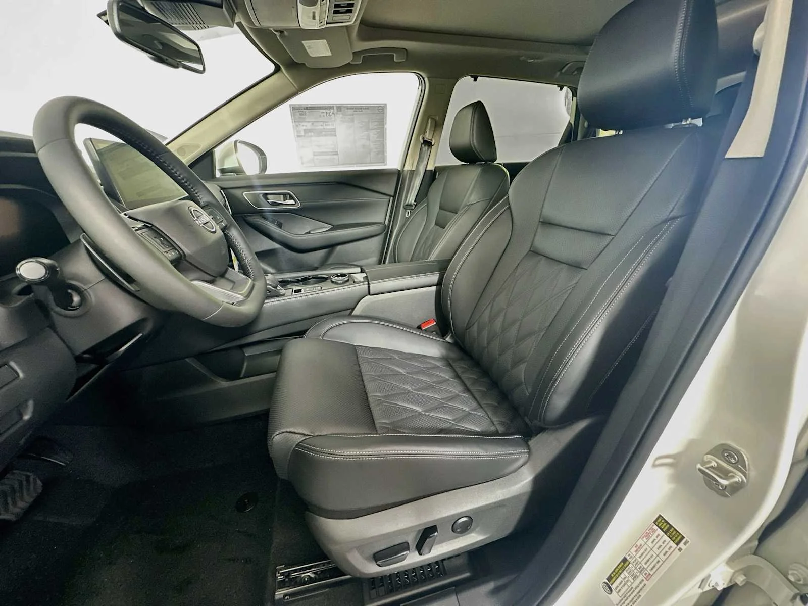 New 2026 Everest White Pearl TriCoat Nissan Platinum image 4