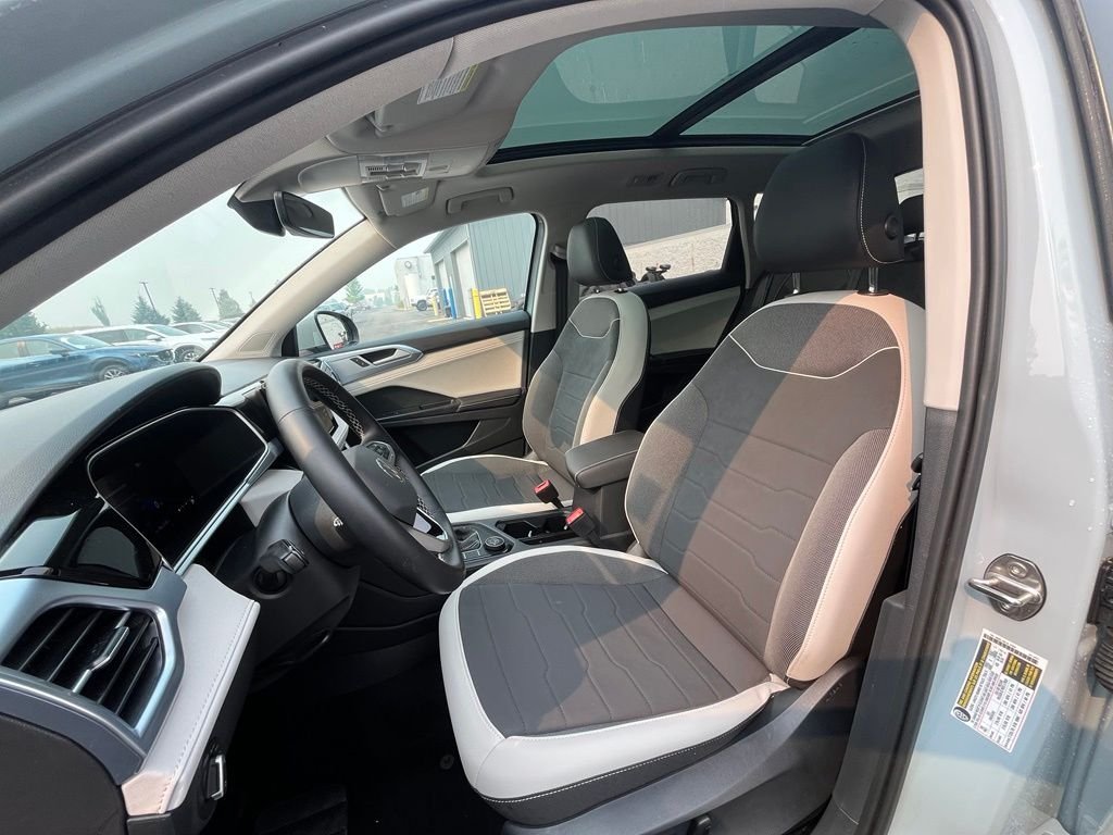Used 2025 Gray Volkswagen 1.5T SE image 11