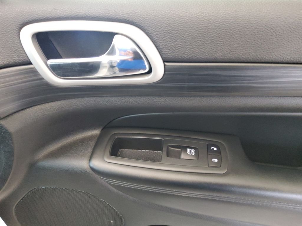 Used 2020 White Jeep Laredo image 15