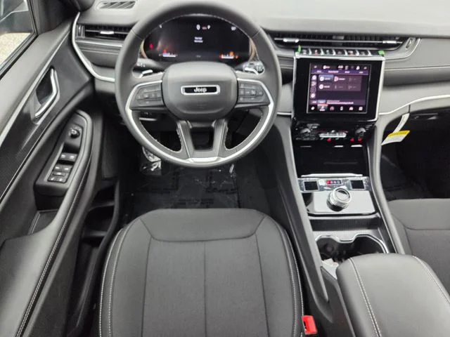 New 2026 Diamond Black Crystal Pearl-Coat Exterior Paint Jeep Laredo image 7