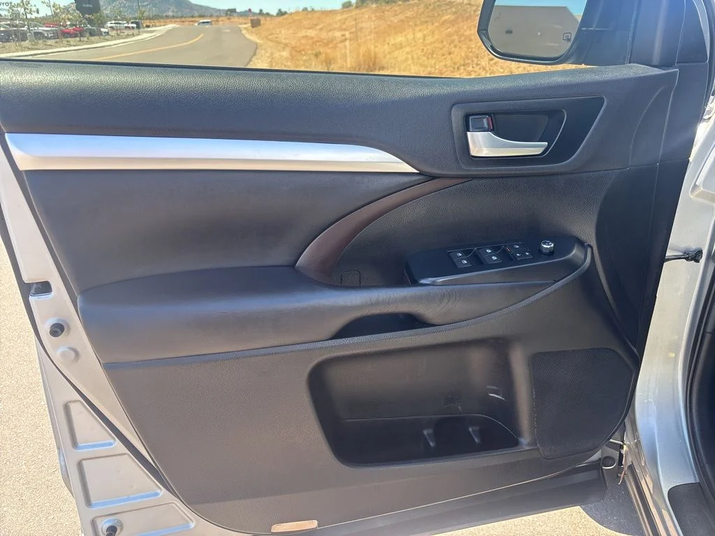 Used 2019 Silver Toyota XLE image 10