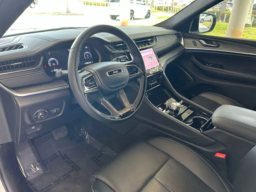 Used 2025 White Jeep Overland image 7
