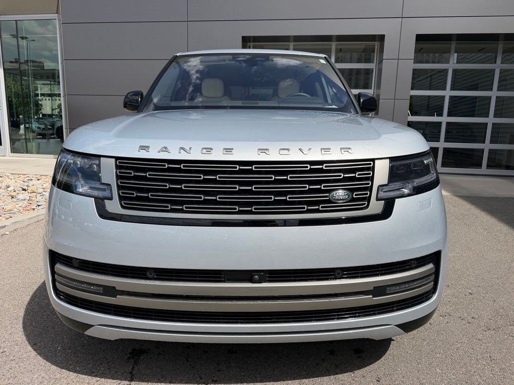 Used 2023 Hakuba Silver Metallic Land Rover SE image 2
