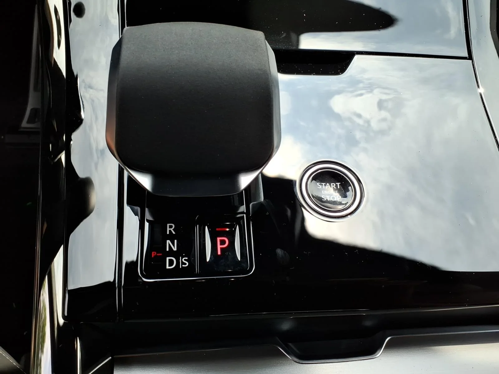 New 2026 Varesine Blue Land Rover Dynamic SE image 13