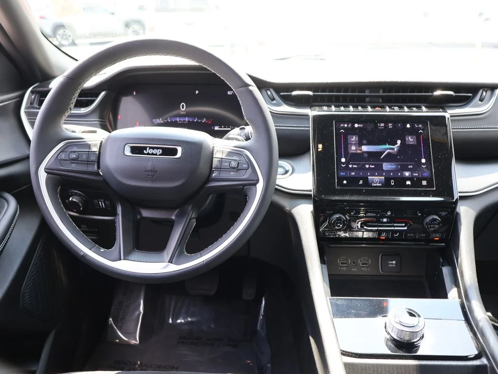 Used 2024 White Jeep Altitude image 18