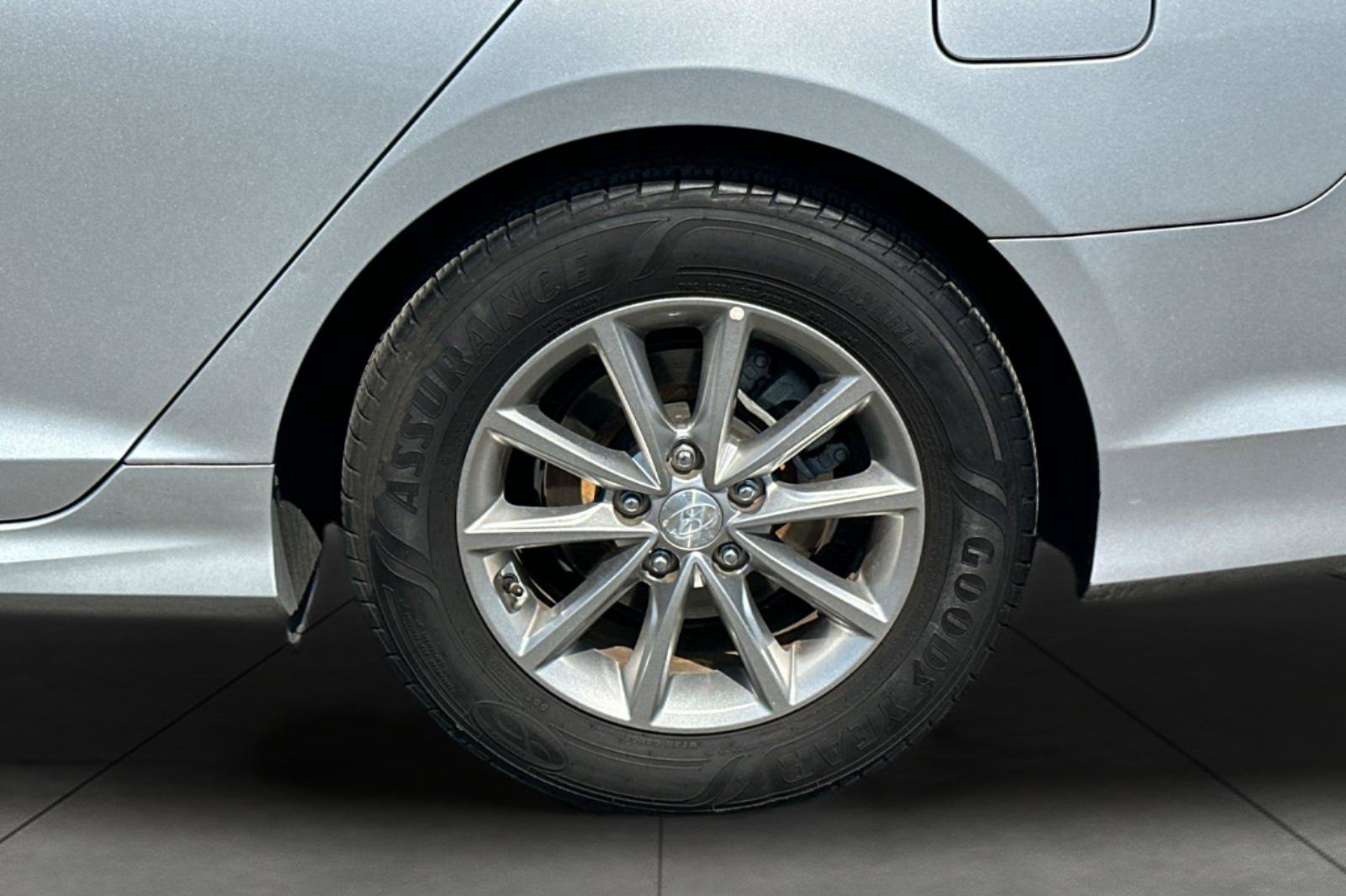 Used 2018 Silver Hyundai SE image 29