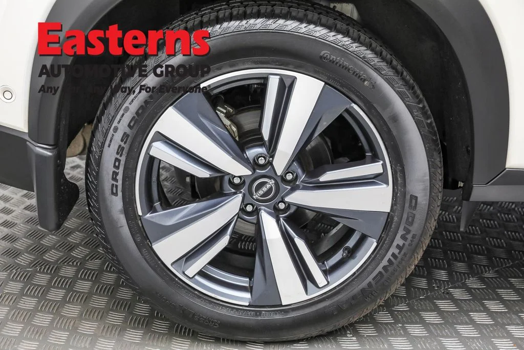 Used 2022 White Nissan SL image 30