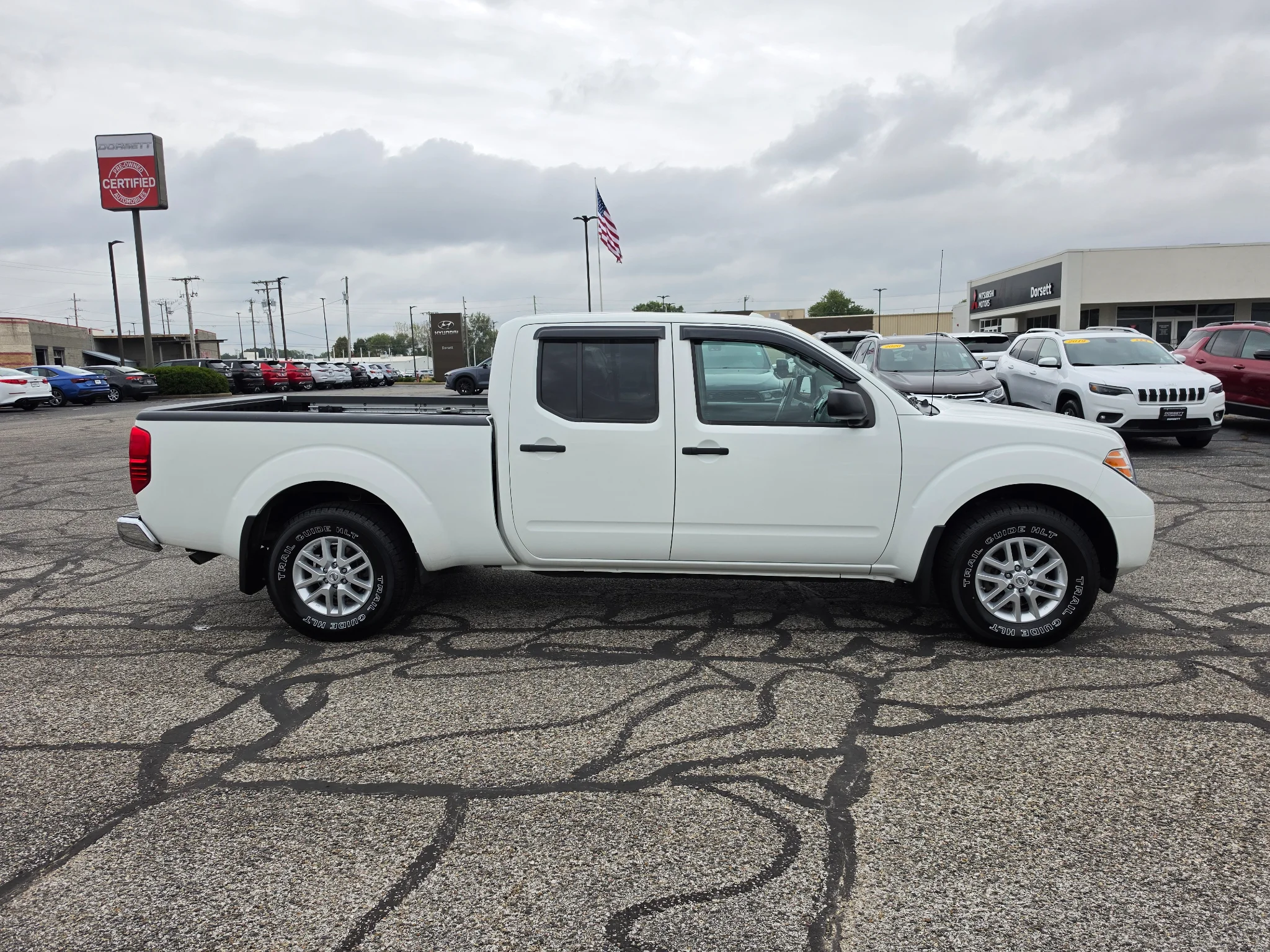 Used 2017 Glacier White Nissan SV V6 image 5