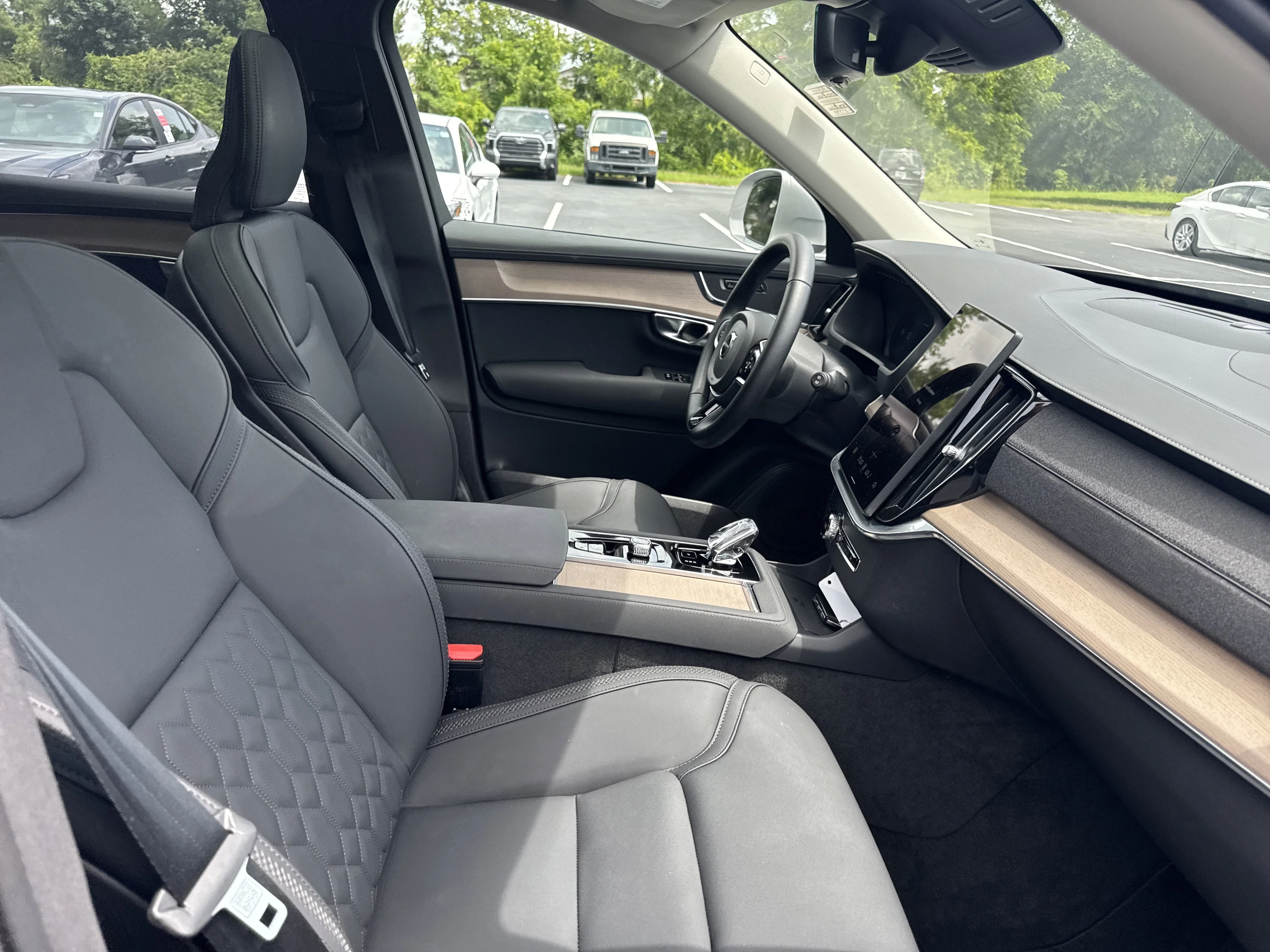 Used 2025 Silver Dawn Metallic Volvo B6 Plus 7-Seater image 39