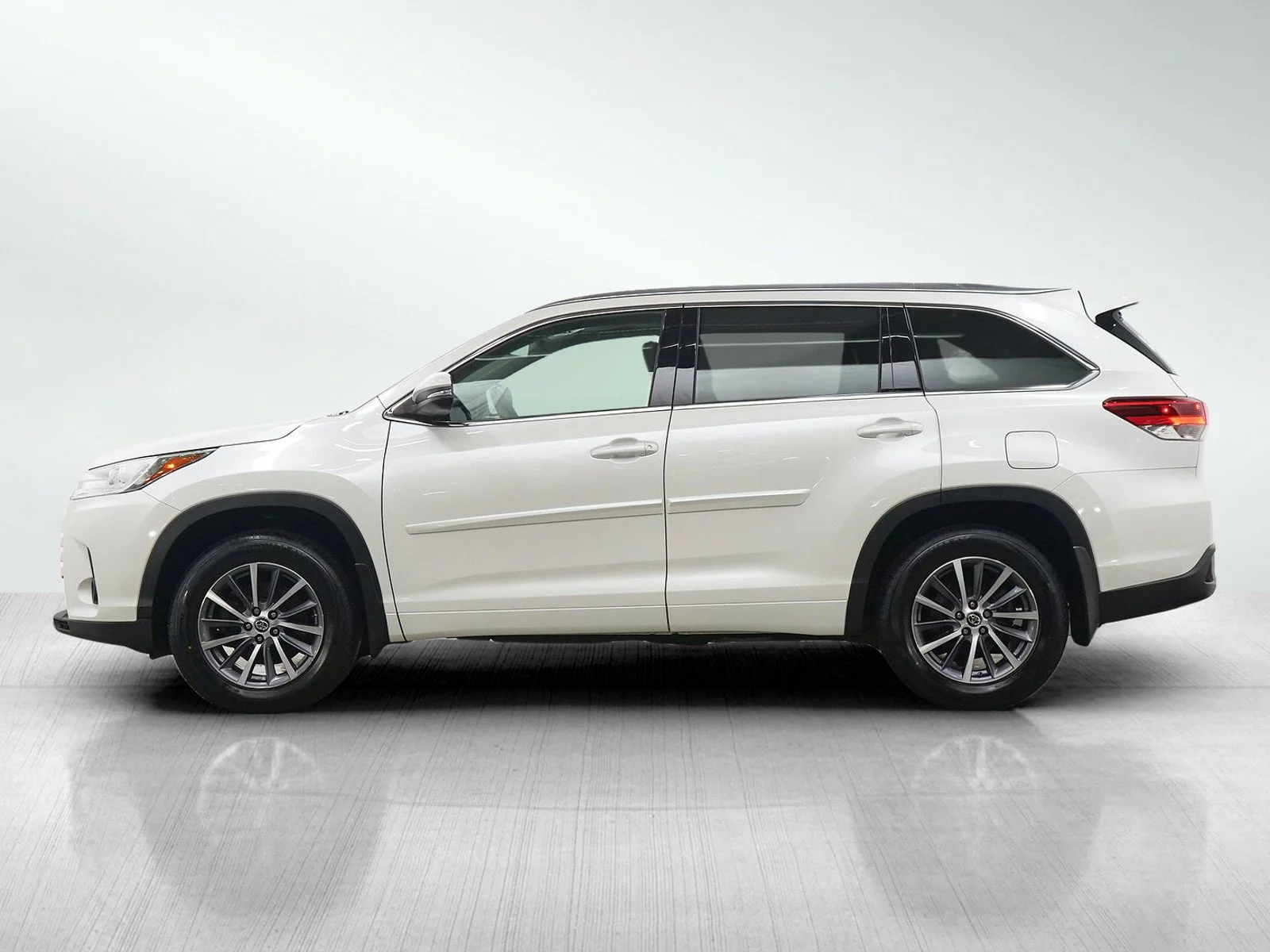 Used 2017 Toyota Highlander XLE with VIN 5TDJZRFH6HS444293 for sale in Wayzata, Minnesota