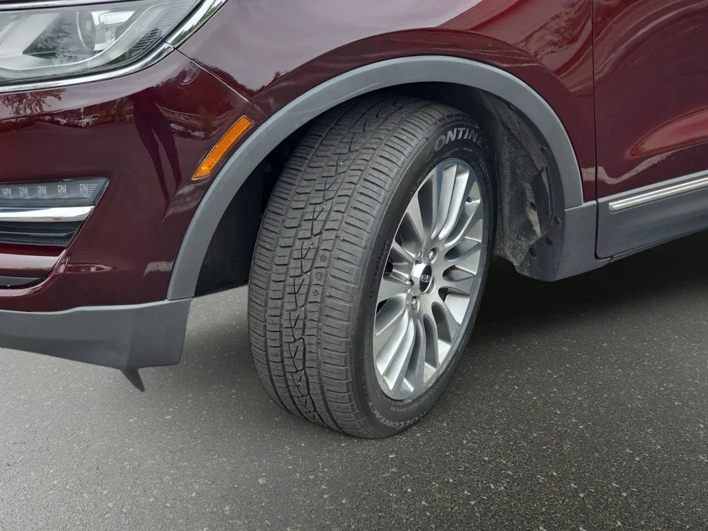 Used 2017 Red Lincoln Reserve image 33
