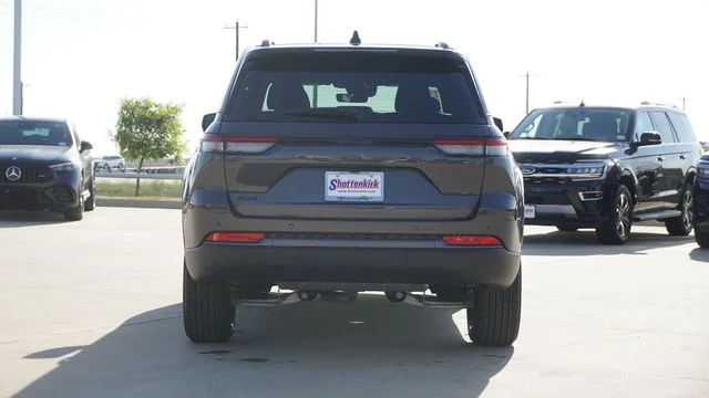New 2026 Baltic Gray Metallic Clear-Coat Exterior Paint Jeep Altitude image 8