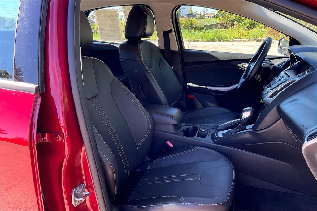 Used 2013 Red Ford SE image 7