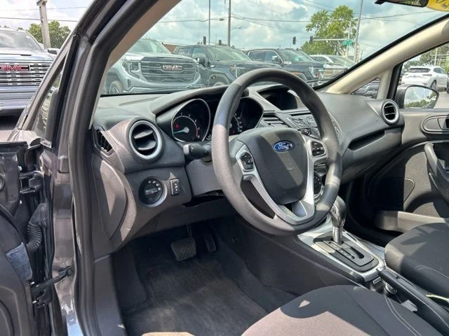 Used 2018 Gray Ford SE image 25