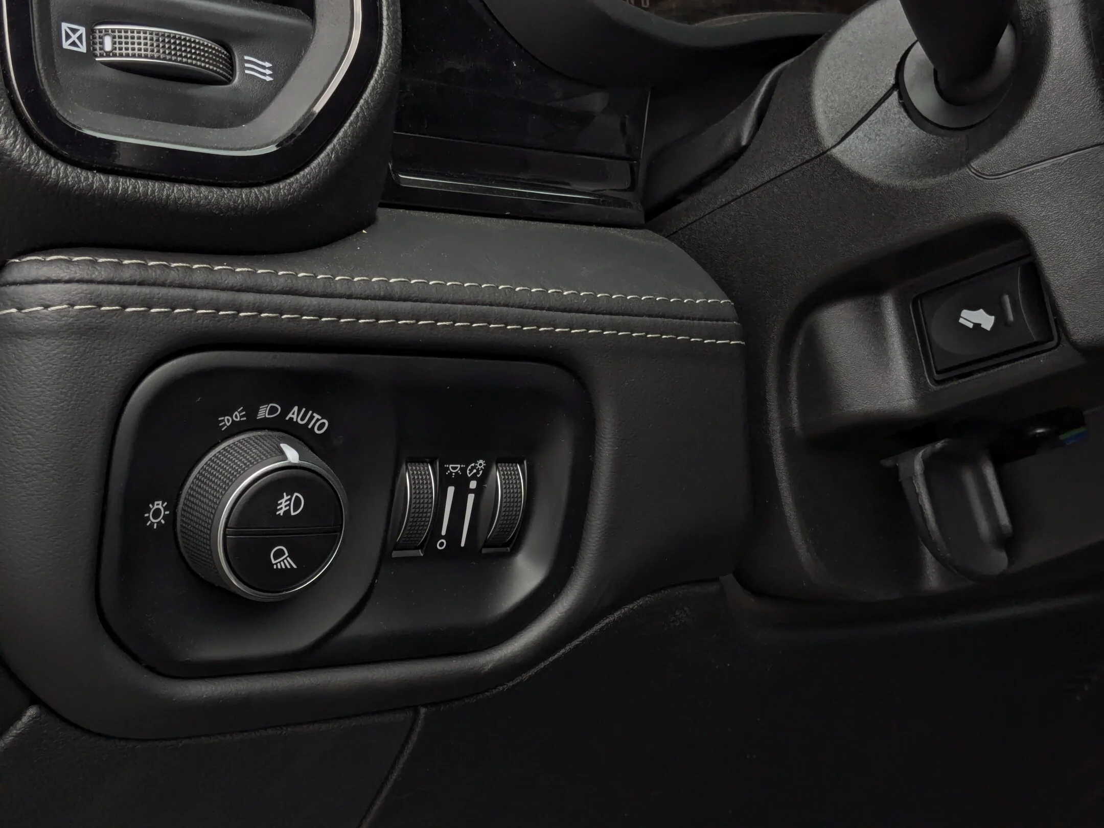 New 2026 Black RAM Limited - - 4x4 - 5th Wheel/Gooseneck Prep - 360 Cameras - Sunroof & More! image 16