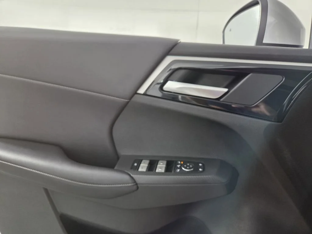 Used 2024 White Mitsubishi SE Black Edition image 15
