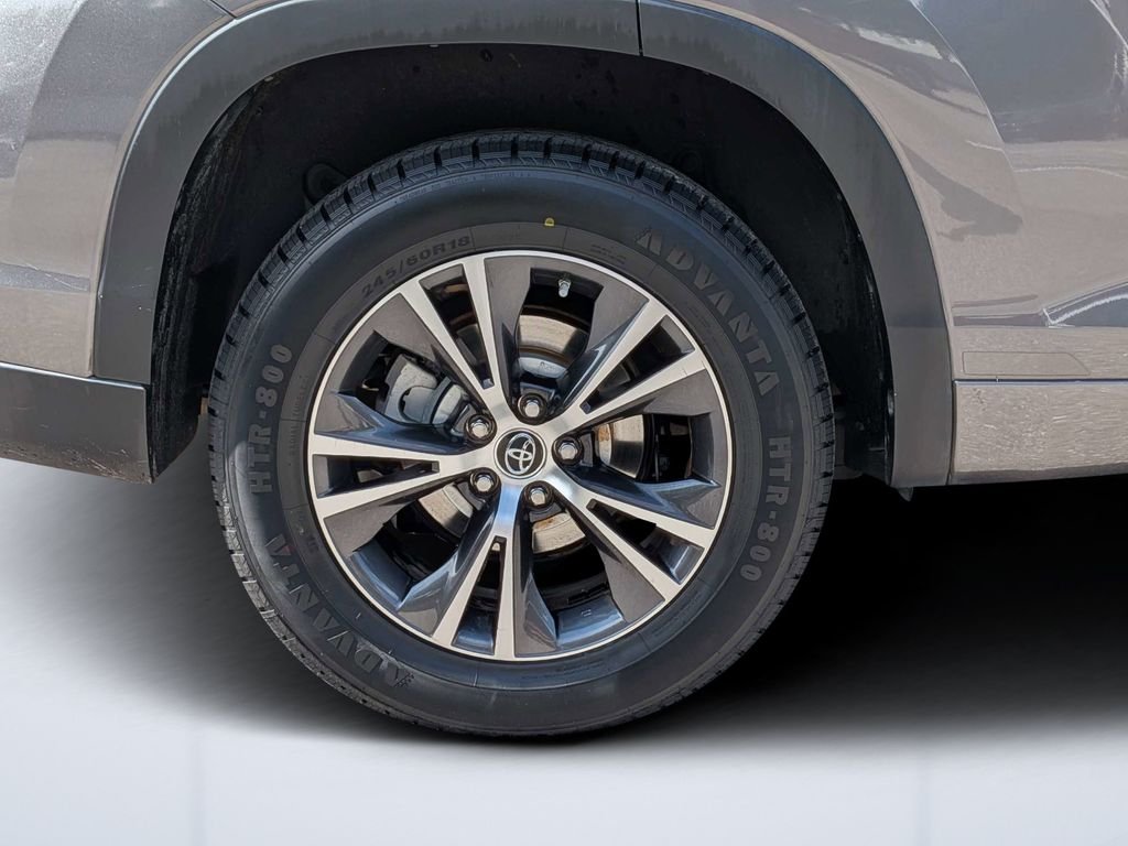 Used 2016 Gray Toyota XLE V6 image 9