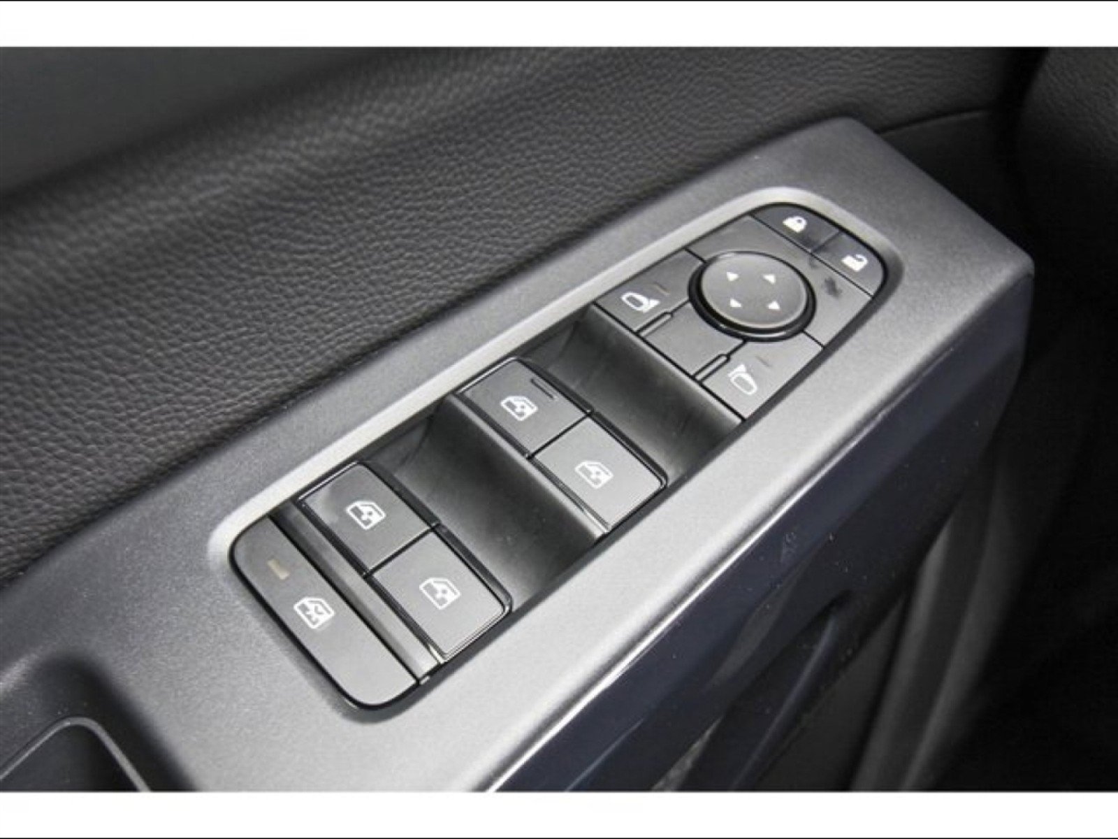 2025 Nissan Pathfinder SV - Photo 12