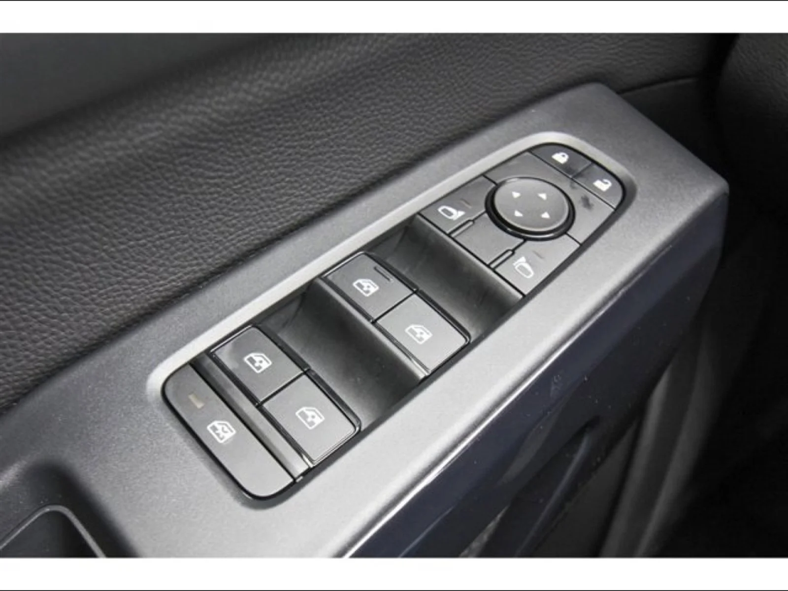 2025 Nissan Pathfinder SV - 11
