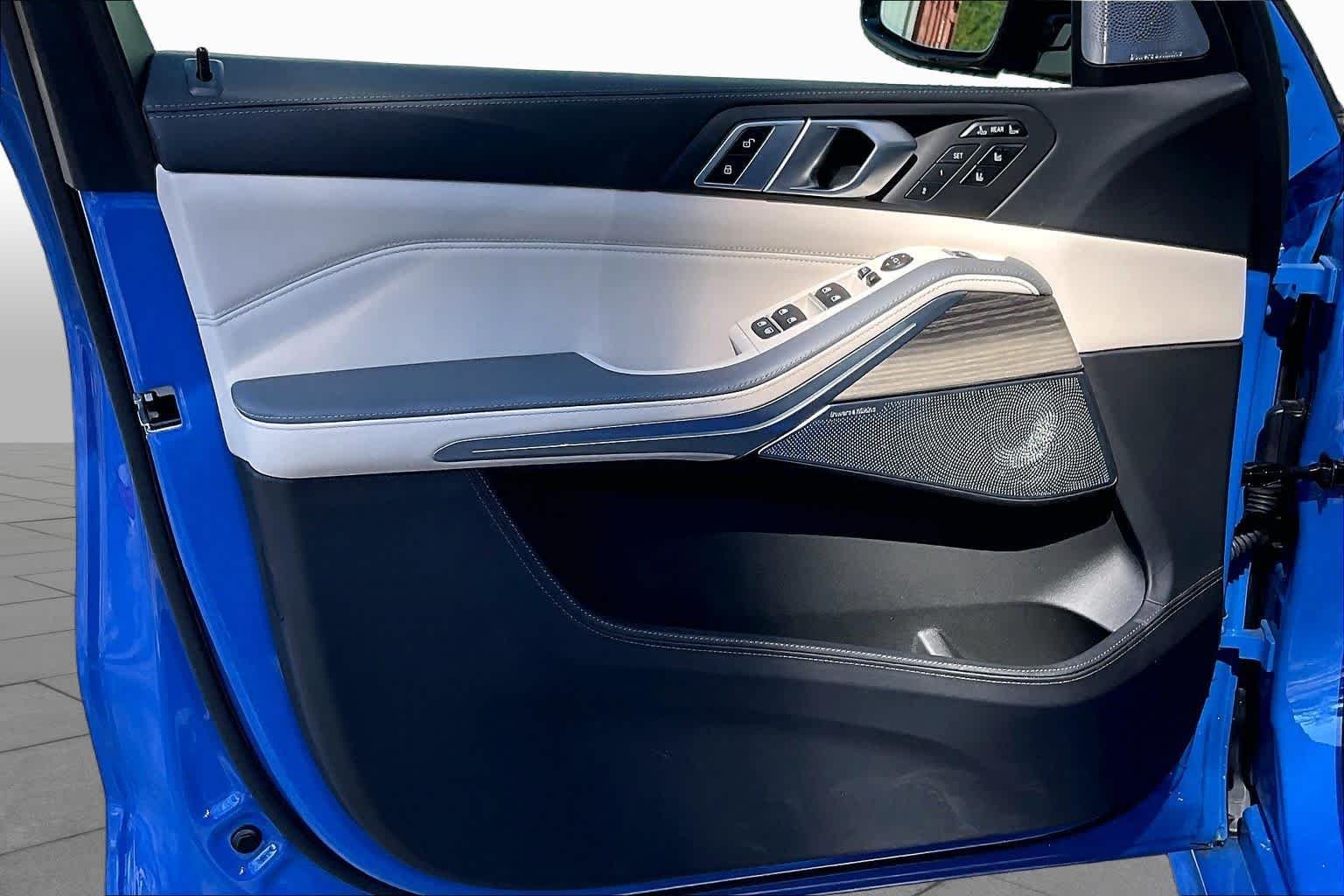 Used 2026 Santorini Blue BMW xDrive40i image 24