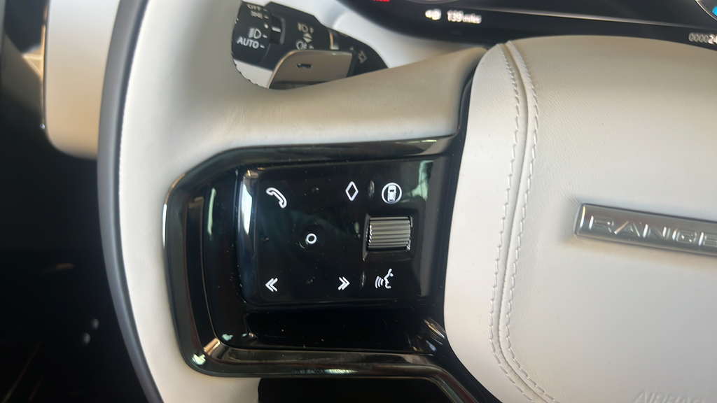 New 2026 Fuji White LAND ROVER Dynamic SE image 32