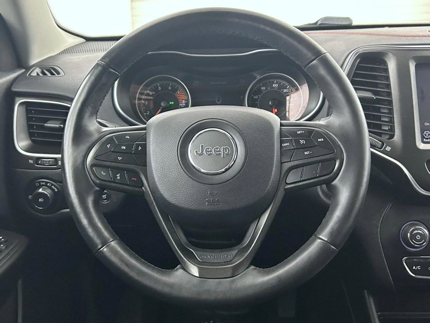 Used 2019 Silver Jeep Trailhawk image 11