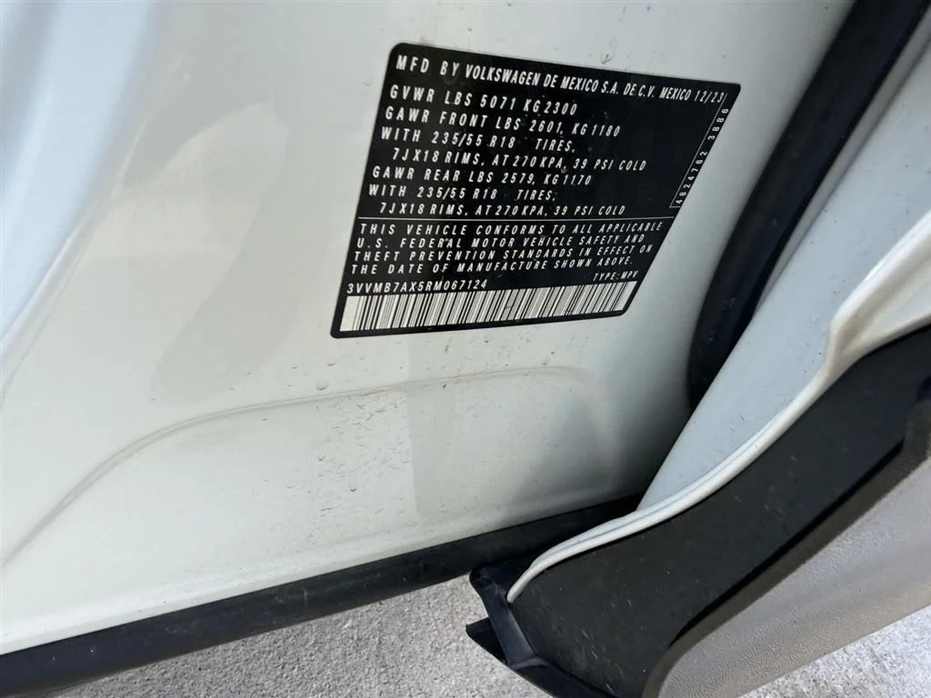 Used 2024 White Volkswagen SE image 3