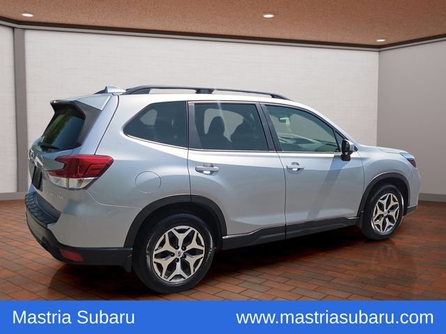 Used 2021 Ice Silver Metallic Subaru Premium image 10