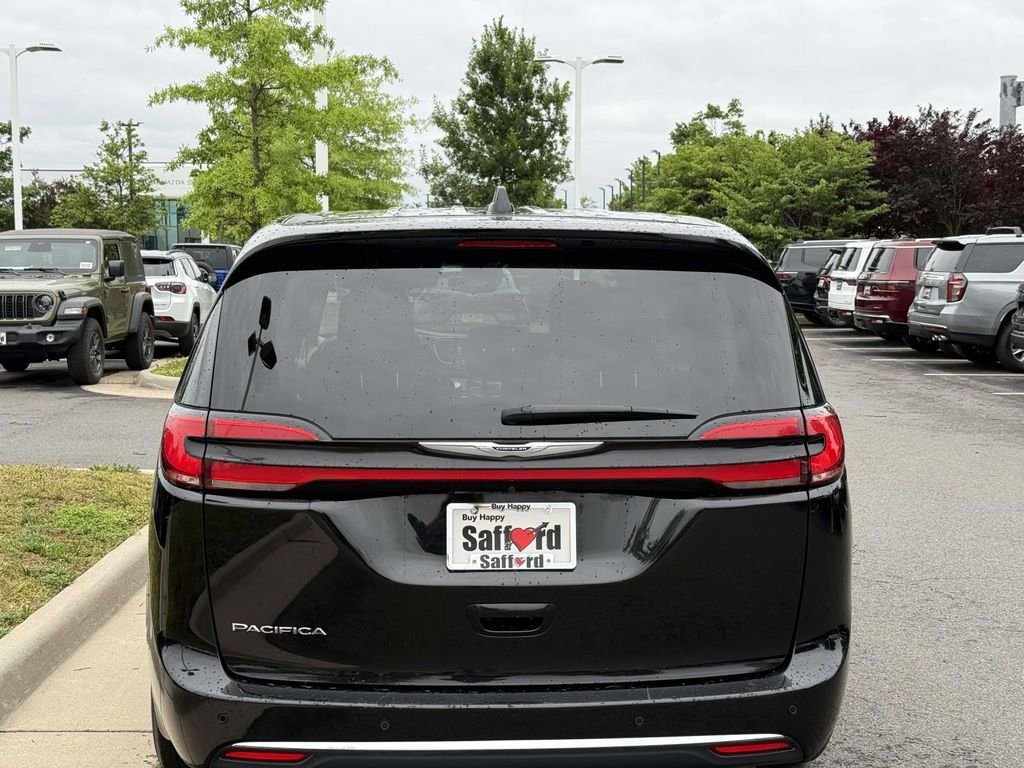 Used 2024 Black Chrysler Touring L image 10