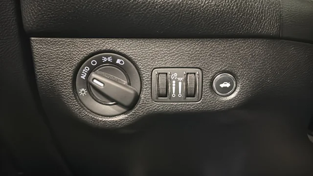 Used 2019 White Dodge SXT image 27