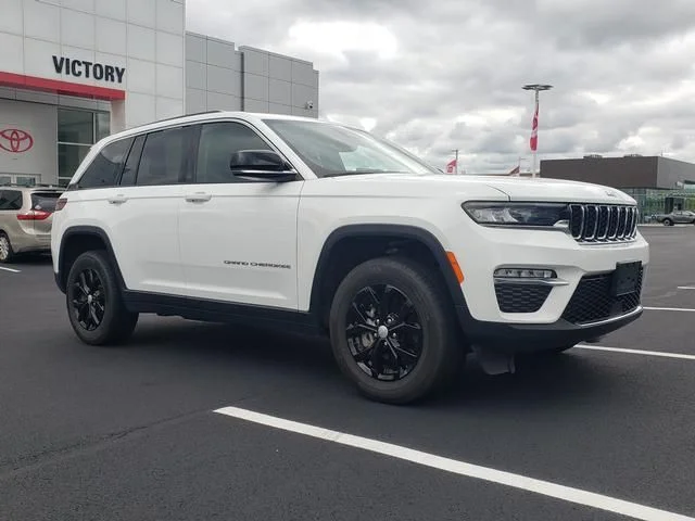 Used 2023  Jeep Limited image 3