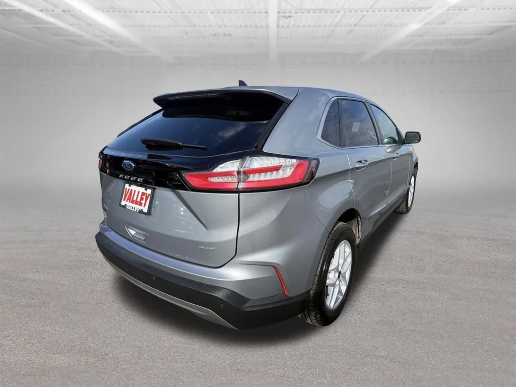 Used 2023 Silver Ford SEL image 4