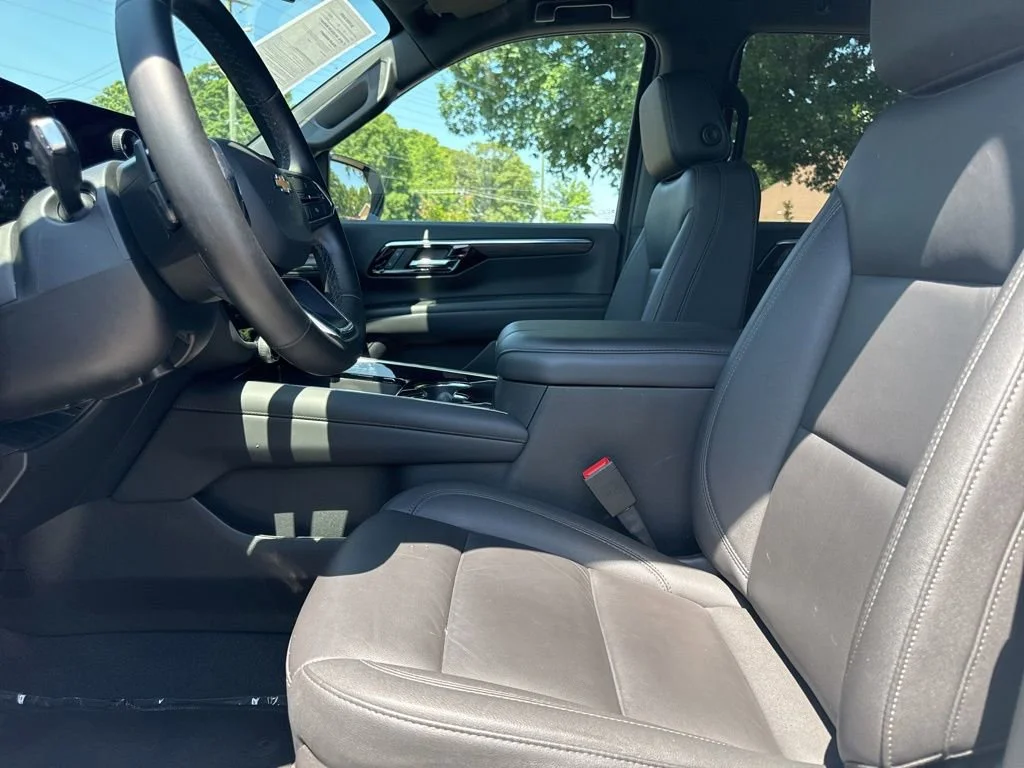Used 2025 Summit White Chevrolet LT image 9