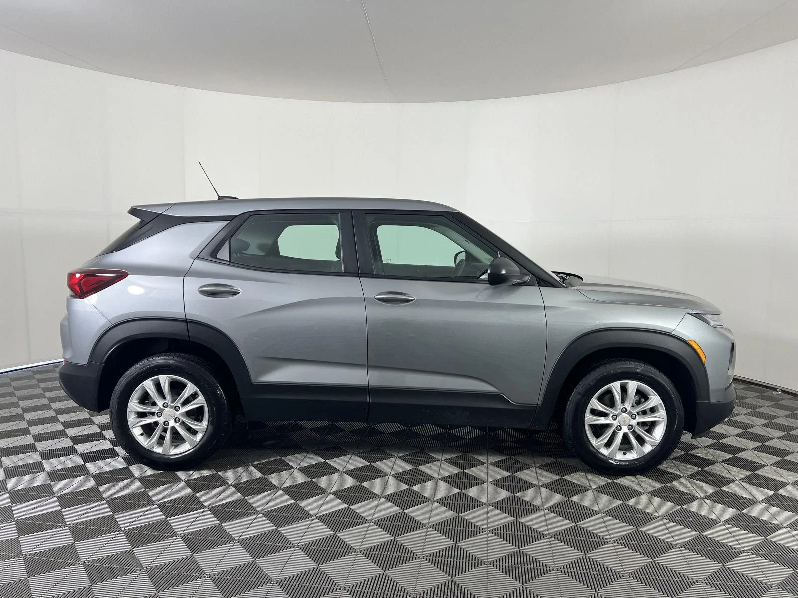 Used 2023 STERLING GRAY METALLIC Chevrolet LS image 21