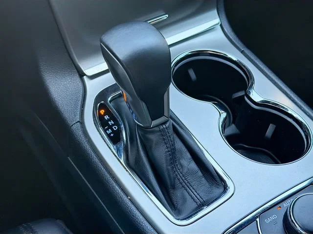 Used 2019 Diamond Black Crystal Pearlcoat Jeep Limited image 28