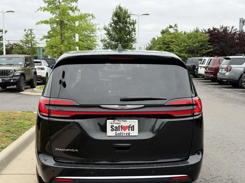 Used 2024 Black Chrysler Touring L image 10